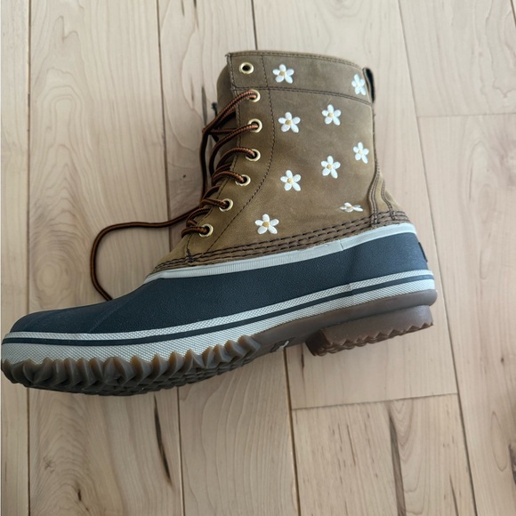 Eddie Bauer x THE GREAT Daisy Embroidered Duck Boots - Picture 6 of 8
